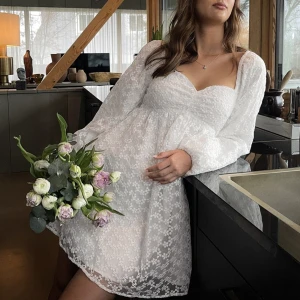 Vit klänning - Säljer denna superfina och helt slutsålda klänning! Helt oanvänd endast testad.