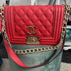 Röd Chanel väska  - Använd 1 gång 