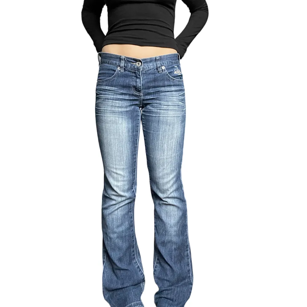 lågmidjade blåa straightleg jeans med snygga fickor. midjemått 74 cm, innerbenslängd 74. Jeans & Byxor.