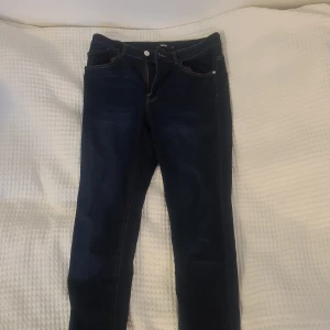 Tighta jeans från bikbok  - Begangnad men bra skick 