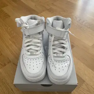 🤍Säljer mina Air Force 1. Dom har använts endast en gång så dom är så gott som oanvända. Storlek: 36,5. Original pris: 1445kr på Zalando🤍