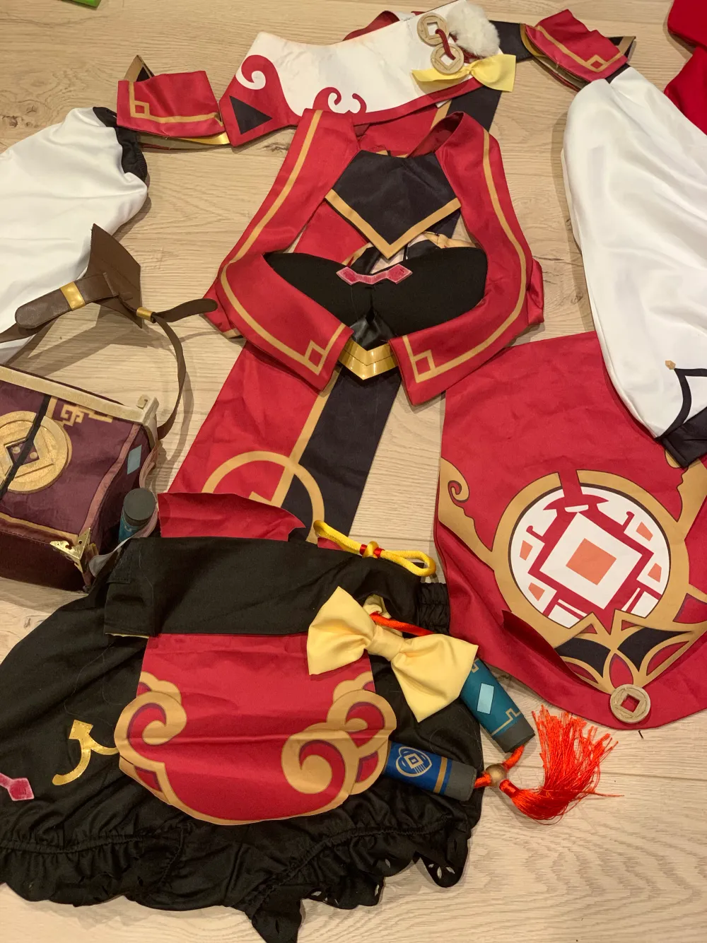 (Without wig) A yanfei cosplay I need sold asp!! It has a few damages so please text me first so I can show all the damages and other stuff. It was around 980 originally. I’m willing to talk about the price. Only been used like 5 times. Övrigt.