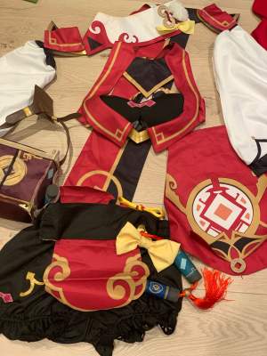 (Without wig) A yanfei cosplay I need sold asp!! It has a few damages so please text me first so I can show all the damages and other stuff. It was around 980 originally. I’m willing to talk about the price. Only been used like 5 times