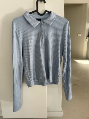 Blå shorta/ tröja - Nytvättad, ok skick och köpt för ca 2 år sen men använt ca 5 gånger och den är liten i storlek jag har vanligt vis s