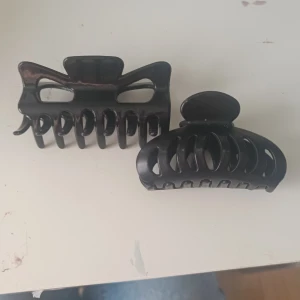 Hårklämma  -  Säljer dom är här hårklämmorna dom kommer inte till andvända 15kr/st båda för 25kr💕