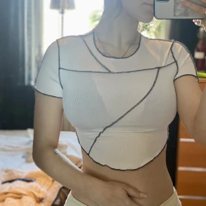 T-shirt - Supersnygg t-shirt med söm detaljer 🤍 obs inte så genomskinlig som bilden får det att se ut har svart under 🫣