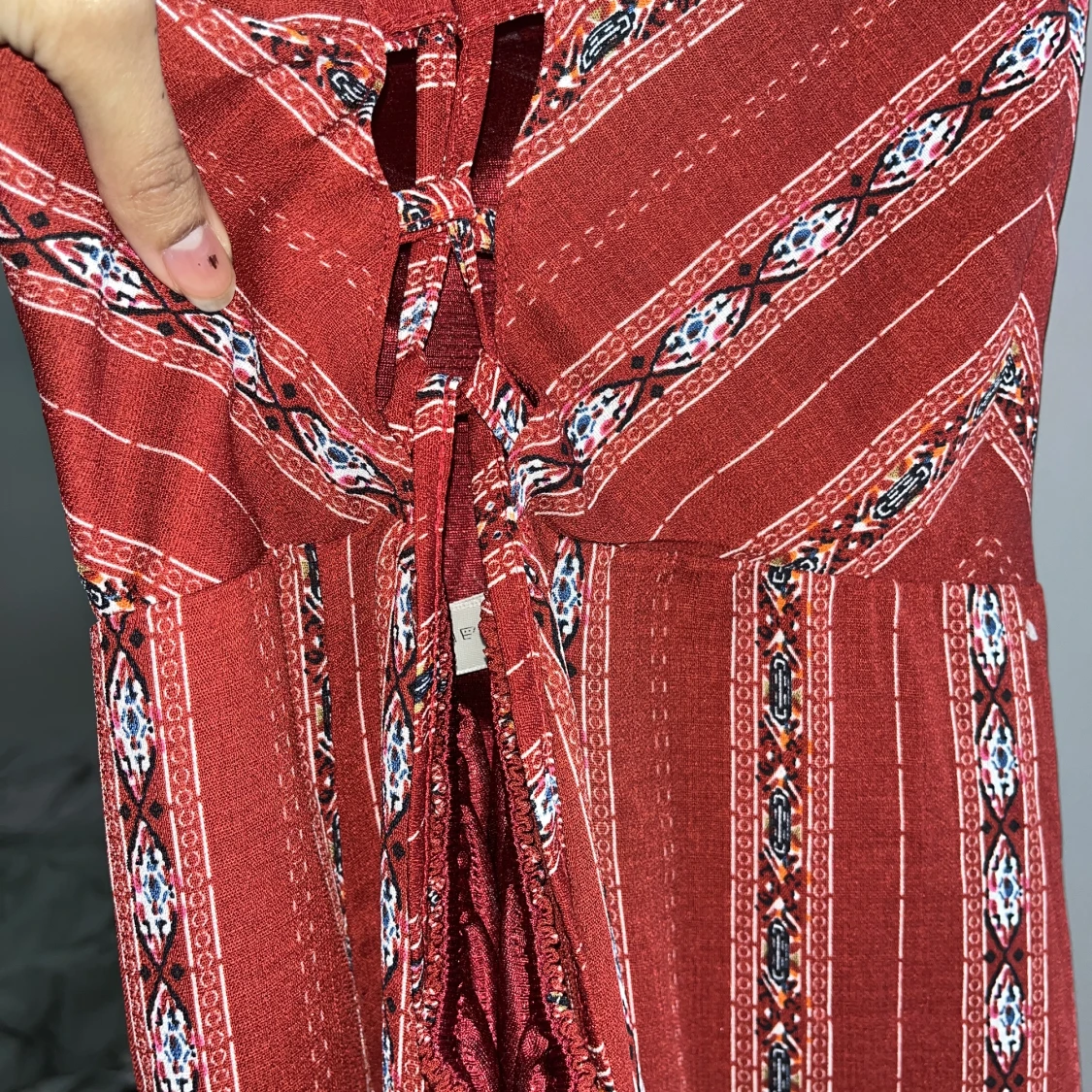 lång röd klänning med detaljer i ryggen - 90