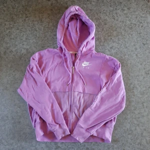 Nike hoodie stl S - Mycket fin Nike hoodie stl S. Använd mkt lite.