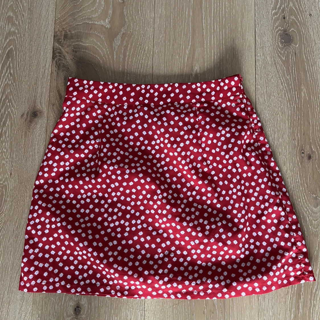 Blommmig röd minikjol - 90