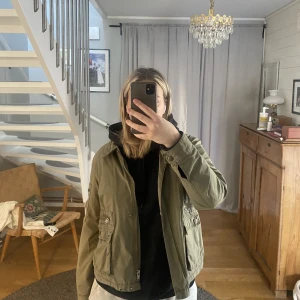 Fin vårjacka  - Jättefin grön/oliv vårjacka. Perfekt varm till våren! Står L i men skulle säga att den är stl 38. Fint skick. Säljer då jag har för mycket jackor.