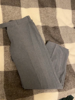 Kostymbyxor - Grå kostymbyxor som sitter riktigt fint på😊