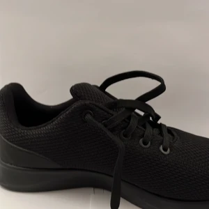 gympaskor - helt nya gympaskor aldrig änvända, tyvärr är boxen borta men det finns inga skador på skorna. Pruta gärna. Om det är f flera som vill ha blir det budgivning! Du kommer till mig om vi ska mötas upp. 