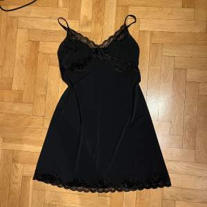 vintage svart nattlinne / klänning från 2000-talet av stretchig satin material. nyskick. stl M, passar L
