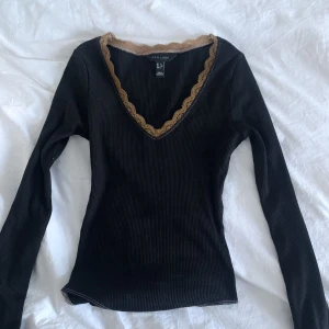 långärmad spets topp  - fin topp med spets som aldrig används 💘