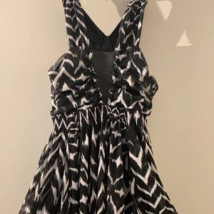 Svartvit klänning  - En svartvit kort klänning. Bra skick!