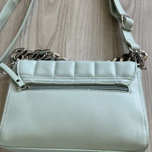 Väska  - Säljer denna sjukt snygga väskan, köpt på Ullared, aldrig andvänt, ordinarie pris 199kr, ny pris 99kr