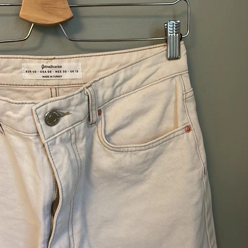 Vita/beiga jeans från Stravadius. Knappt aldrig använda☺️. Jeans & Byxor.