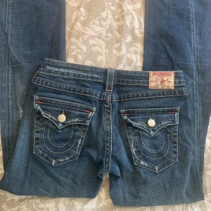 ASSNYGGA TRUYS - säljer mina asballa true religion jeans i lågmidjad bootcut modell 💘💘True religion strlk 29 midjemått rakt över:38cm Innerbenslängd:78cm midjemåttet runt 92cm 