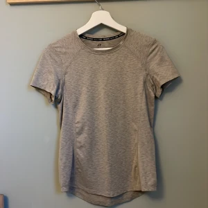 Träningströja  - Grönaktig träningströja från hm. Endast använd ett fåtal gånger☺️