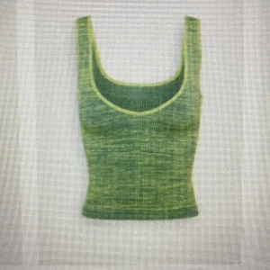 bdg halter topp - Säljer min gröna halter neck topp enters om den inte kommer till användning. Den säljes inte längre och har bara använt en gång. Storlek M men passat som s.