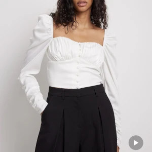 Ny vit blus - Helt ny blus från nakd med lappar kvar, säljer då den är för liten i bysten, annars jättefin, skulle säga den passar nån med b kupa. Köpt för 499 kr och säljer för 300 kr