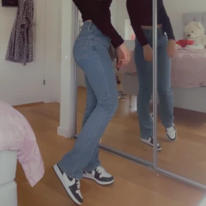 Blåa utsvängda Levis jeans  - Blåa högmidjade utsvänga Levis jeans i tvätten 725. Storlek W26 & L30. Ordinarie pris: 1349kr 