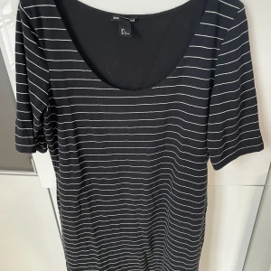 Tricotklänning från Hm - Mjuk och skön klänning från hm. Randig. Svart/vit. L