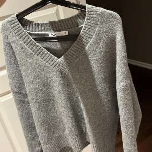 Stickad v neck från zara - Stickad asmysig v neck som jag knappt haft på mig, den är i bra kondis och har bara legat i garderoben mestadels därav den säljs, köpte för 400kr💓