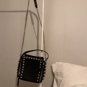 Väska med nitar - Säljer nu en av mina favoritväskor som längre inte kommer till användning.❤️‍🔥 supersnygg och i bra skick! 