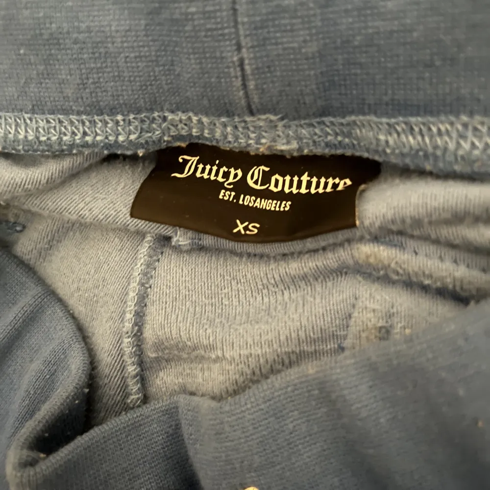 Såljer mitt jättefina juicy sett! Har använt detta rätt ofta så därför säljer jag för lite billigare. Koftan är i storleken S och byxorna XS💗. Hoodies.