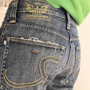 Rock&Republic jeans - Asballa jeans med tryck på stora bakfickor. Köpt secondhand ca 2 år sen. 🌹🌹🌹🌹🌹 väldigt långa, jag är 182 cm, perfekt längd. 