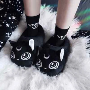 KILLSTAR Meowgical Slippers Tofflor - Tofflor från killstar, använda ett fåtal gånger (inomhus såklart) men mest stått i en hylla som dekoration. Jag är osäker på storleken jag har 39 och dom passar nog både nedåt i storlek och uppåt i storlek. Första bilden är lånad.