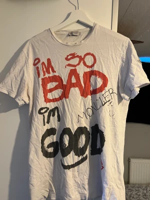 Moncler T-Shirt - Moncler T-Shirt i storlek L, pyttelite fransning på moncler märket som inte syns, annars i perfekt skick