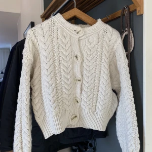 Grovstickad tröja - Från hm och knappt använd. Storlek M. Slutar fint ovanför ett par lågmidjade byxor.