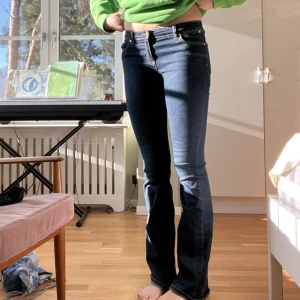 Lågmidjade bootcut - Svinsnygga low waisted bootcut från Michael Kors i en mörkblå färg. Tror jag köpte dessa second hand för typ 5 år sen men verkligen aldrig använt. Stretchiga och långa. 🌹🌹🌹