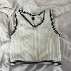 Väst/tröja - En fin väst/tröja i storlek xs. Kan mötas upp i Stockholm, östermalm/gärdet💓