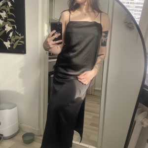Långklänning - Lång svart klänning med slitsar på vardera sida i rak modell. Endast testad, aldrig använd. Från H&m. 💖