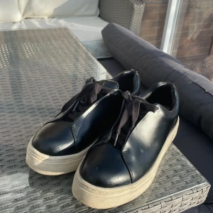 Eytys skor - Ett par fräscha skin eyteys som går med allt. Ser rätt nya ut skulle säga skick 9/10. Pris kan ju diskuteras. De storlek 41 men passar utan problem 42.