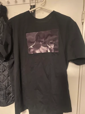 Limitato T-shirt  - Svart Limitato T-shirt Storlek L Den passar mig inte längre jätte bra sikt 9,5 av 10 Bild på Mohammad Ali Den är inte solbränd det ser ut så pågrund av lampan k mitt rum 