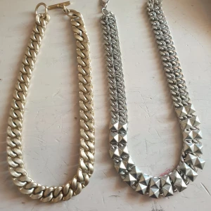 2st fina halsband  - 2st jätte fina halsband silver, guldfärgad 