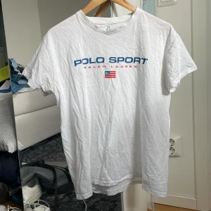 Vintage Ralph Lauren Vit T-Shirt L - Säljer nu min polo sport ralph lauren t-shirt. Har kommit till en del användning då den är väldigt skön och snygg. Är ganska tunn i materialet, perfekt för sommaren och våren. Den är large men sitter väl snarare som en medium.