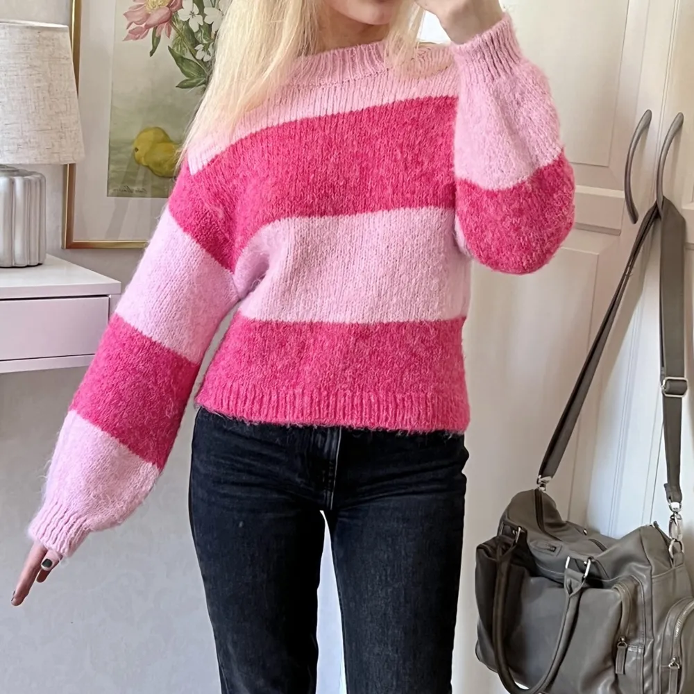 Rosa randig ”Willow knitted sweater” från Gina Tricot i strl XS💖 Gosigaste tröjan som inte alls är stickig! Kommer inte till användning, så den är i mycket bra skick🌷. Tröjor & Koftor.