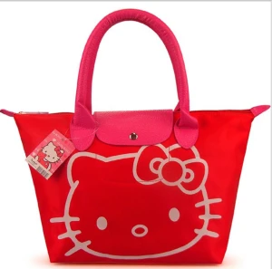 Hello Kitty Handväska  - Finns röd och rosa färger kvar  Mått 40*25*14cm  Vattentät 