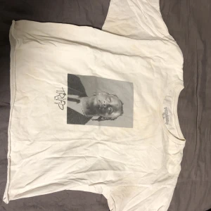 Croppad t shirt  - En croppad vit t shirt, trippie redd merch, har lite små beigea fläckar som jag tyvärr inte får bort 