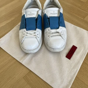 Valentino Garavani skor 39 - Valentino skor i strl 39. Fint skick, påse och äktighetskuvert medföljer. 