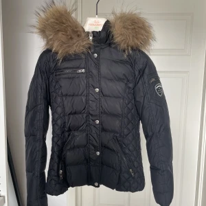 Rock And Blue jacka - Säljer min Rockandblue jacka i kort modell då den bara har blivit hängande i garderoben. Köpt i butik hos Cenino. Äkta såklart. Nypris 3600kr. Varsamt använd