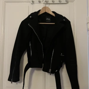 Mockajacka Zara - Säljer min mockajacka från zara då den inte passar mig längre. Storlek XS