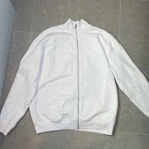 weekday zipupp - Vit zipup-tröja från weekday. Använd två gånger och fortfarande i nyskick. Nypris 599