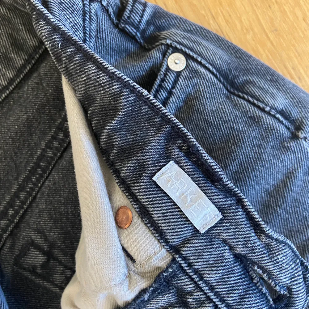 Superfina jeans från Arket, använt fåtal gånger så mycket fint skick. Normala i storlek🥰. Jeans & Byxor.