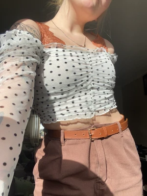 Vit off-shoulder - En vit och gullig off-shoulder topp men tunt tyg och puffiga ärmar. Väldigt tunn och skön att ha på sommaren!  Tyvärr är den för liten för mig och har därför aldrig kommit till användning.  